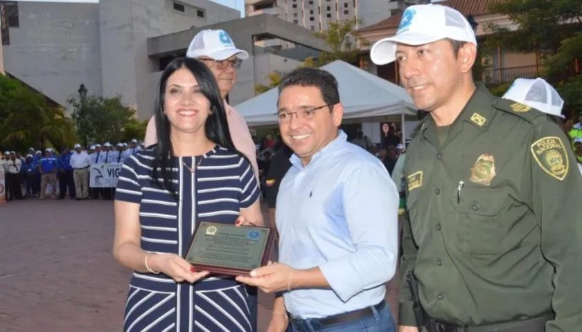 Nancy Navarro, gerente de Vivac, recibe el reconocimiento por parte del Alcalde de Santa Marta y el Comandante de la Policía de Santa Marta.