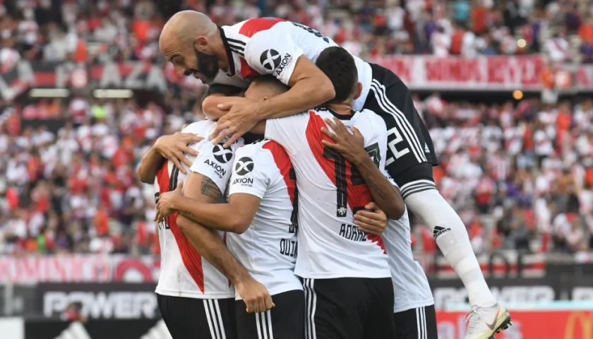 Jugadores de River Plate celebran tras u gol. 