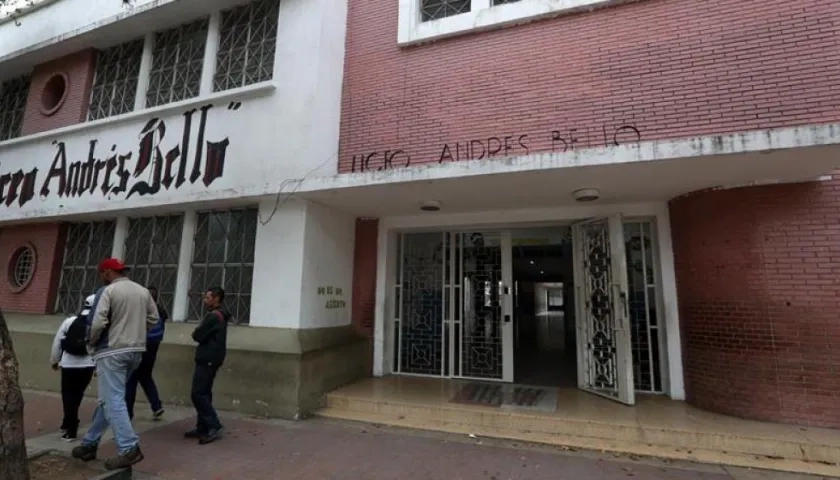 Vista de un colegio vacío este lunes, en el marco de la suspensión de actividades laborales y escolares, en Caracas (Venezuela). 