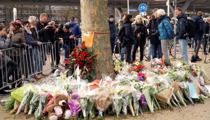 Flores depositadas en memoria de las víctimas del tiroteo ocurrido ayer en la ciudada holandesa de Utrecht, en el que fallecieron tres personas y otras cinco resultaron heridas. 
