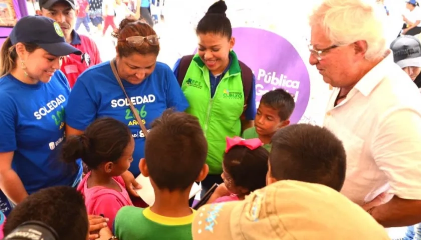 El Alcalde Joao Herrera, escuchando a los niños.