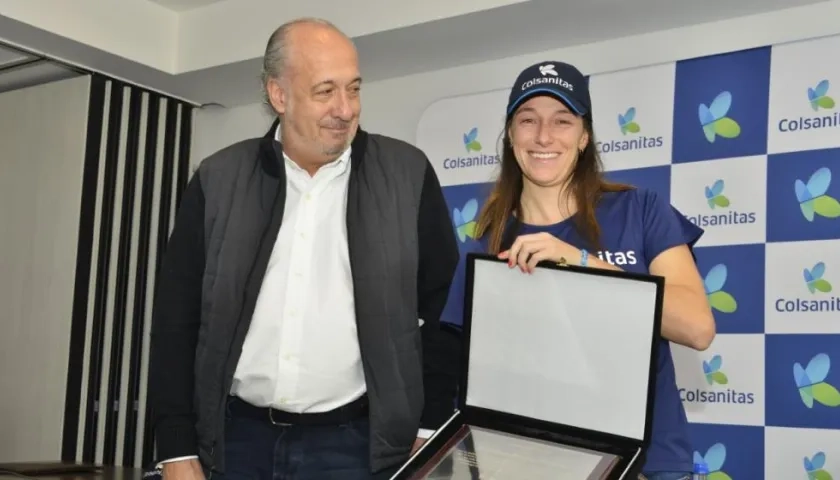 El Presidente de Colsanitas, Ignacio Correa, hizo un reconocimiento a Mariana Duque, que se retira del tenis.