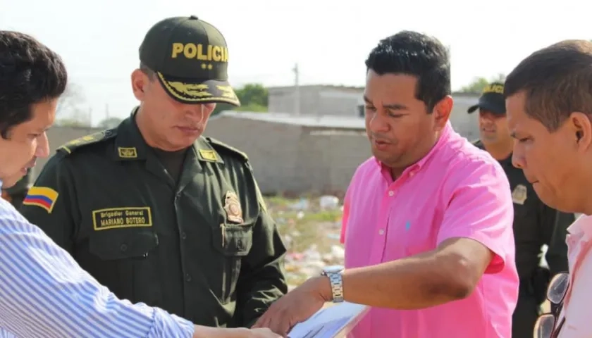 El Alcalde Efraín Bello y el Comandante BG Mariano Botero, revisando los planos.