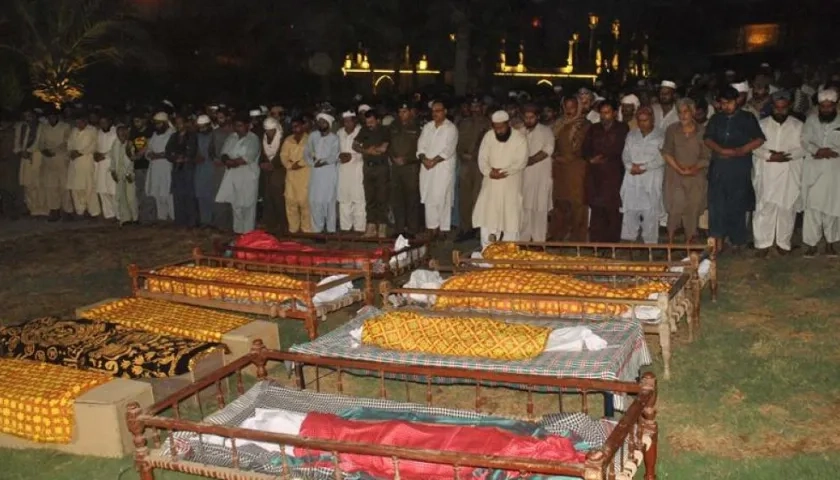  Familiares asisten al funeral de nueve personas de la misma familia, este lunes en Multan (Pakistán). 