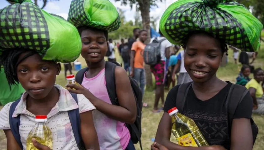 Mozambique: colegialas de Beira llevándose raciones a casa antes del cierre de las escuelas en abril. 