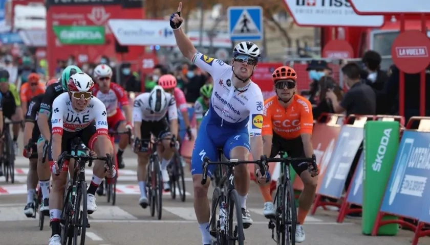 El ciclista irlandés del Deceuninck Quick Step Sam Bennett celebra su victoria.