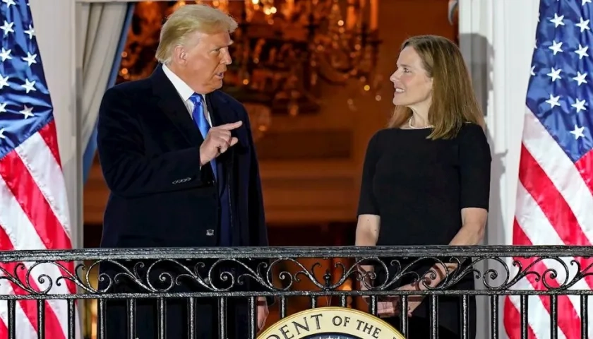 El presidente de EE.UU., Donald Trump y la jueza Amy Barrett.