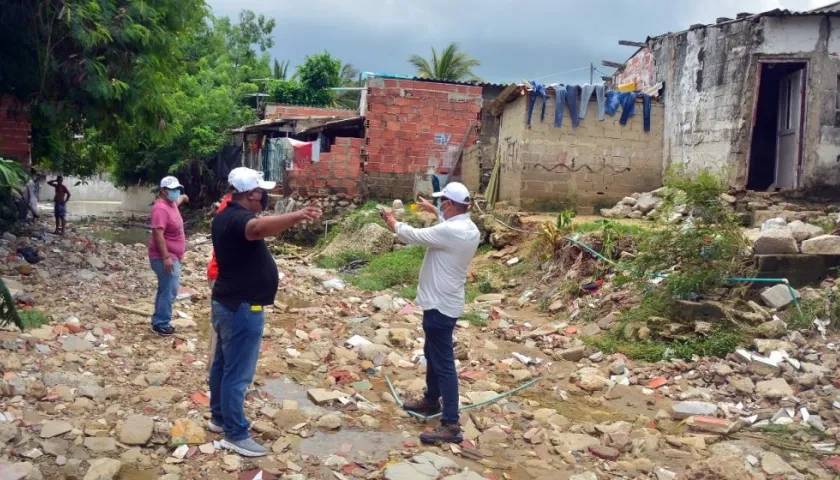 Funcionarios de la Alcaldía verificando la situación en los barrios afectados.