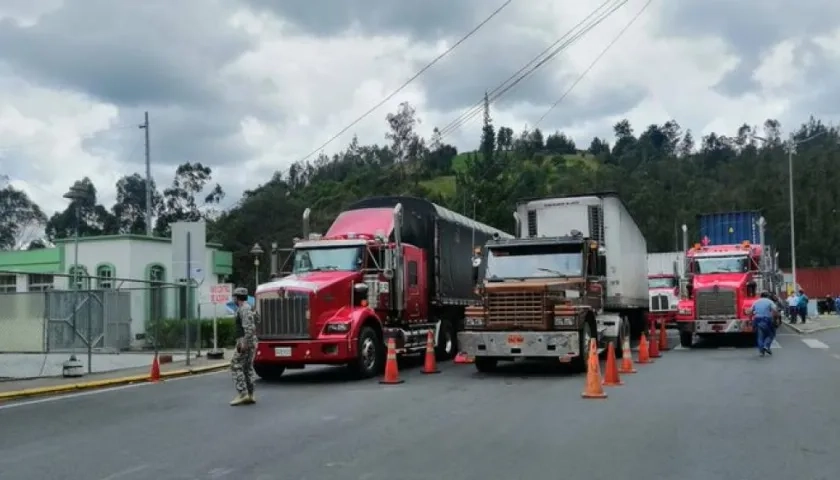 Transportadores en frontera de Colombia y Ecuador.