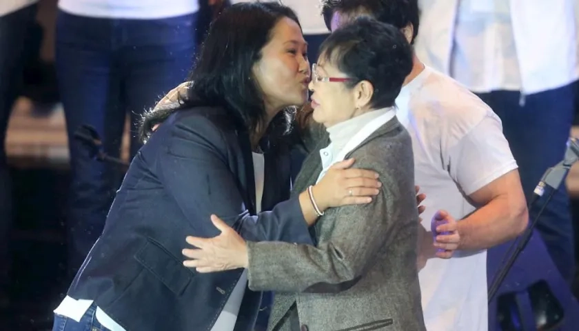 Keiko Fujimori con su mamá Susana Higuchi, en la campaña presidencial pasada.