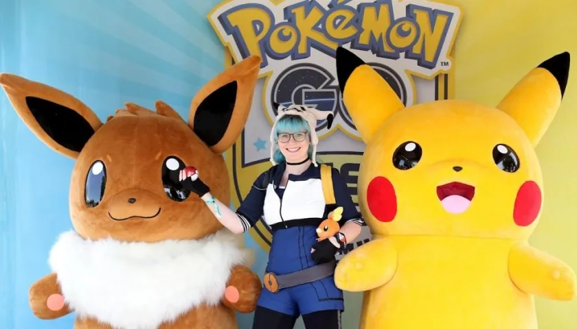 Una chica posa con figuras de Pokémon Pikachu (d) y Eevee (i) durante el evento 'Pokémon Go Fest' en Dortmund, Alemania. 