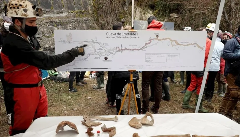 Un arqueólogo explica sobre un mapa el lugar donde se ha localizado uno de los esqueletos mejor conservados de prehistoria que tiene más de 11.700 años. 