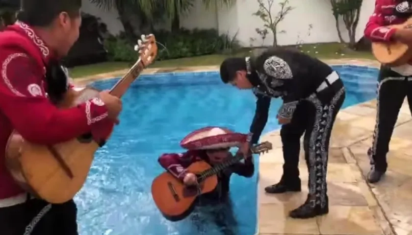 Momento en el que guitarrista cae a la piscina. 