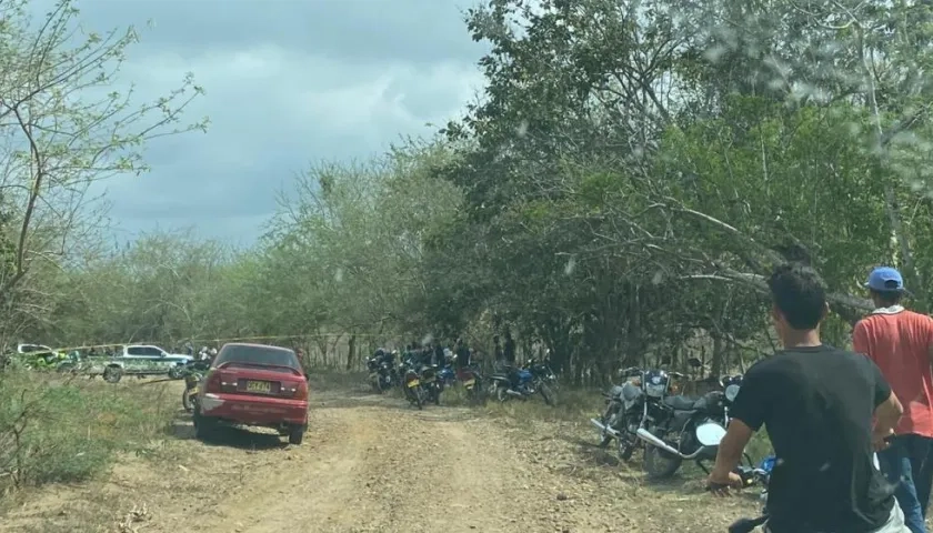 La Policía acordonó el área donde fueron encontrados los cuerpos de los mototaxistas. 
