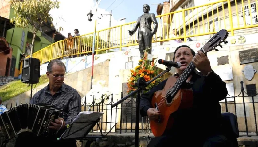 Presentación de artistas frente a la estatua de Carlos Gardel.