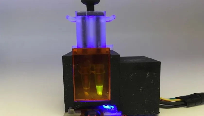 Ingenieros del MIT y de la Universidad de Harvard han diseñado un pequeño dispositivo de sobremesa que puede detectar el SARS-CoV-2 a partir de una muestra de saliva.