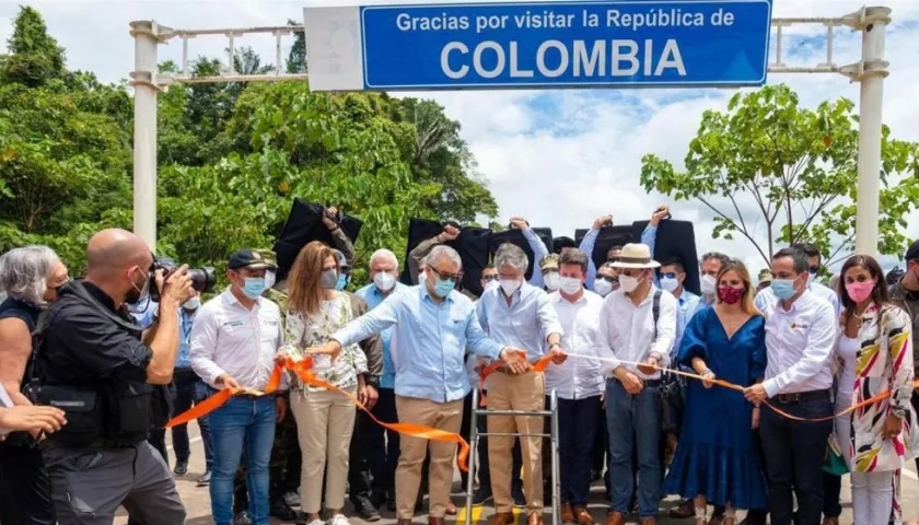 Presidentes de Colombia y Ecuador inauguran el paso peatonal. 