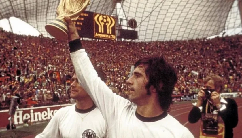 Gerd Müller levanta la Copa del Mundo. 