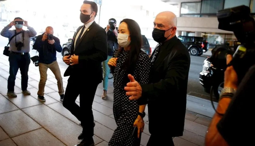 Meng Wanzhou (C) arriba a la Corte Suprema en Vancouver.