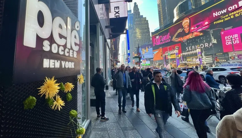 El Times Square adornado de flores amarillas y verdes
