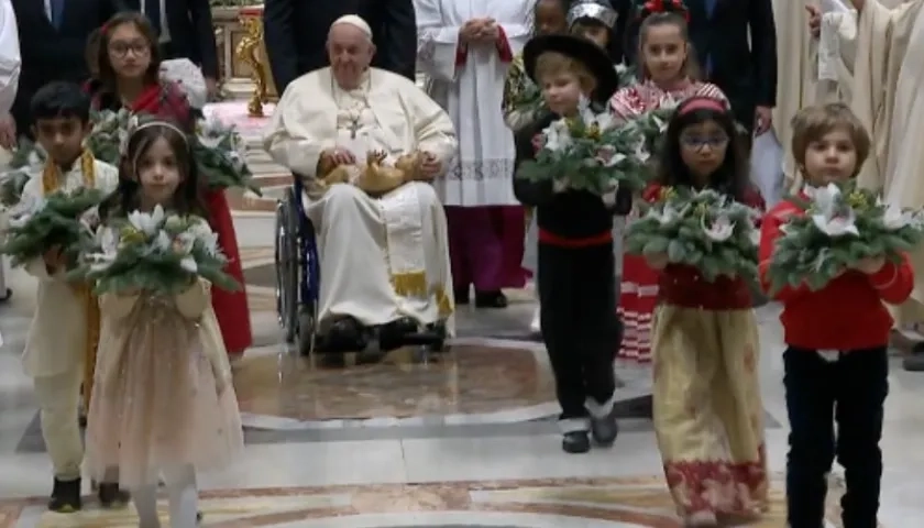 El Papa, que permaneció sentado, estuvco rodeado de niños de varias nacionalidades.