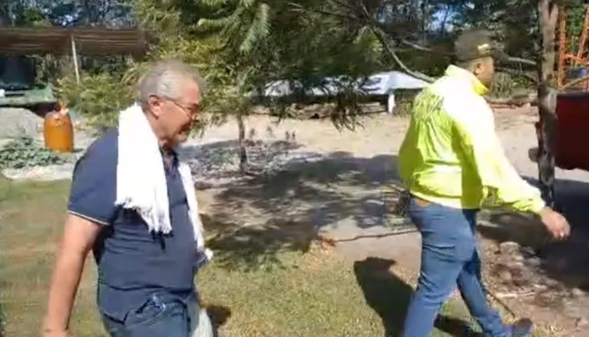 Vicente Ortiz cuando era conducido por autoridades minutos después de ser liberado.