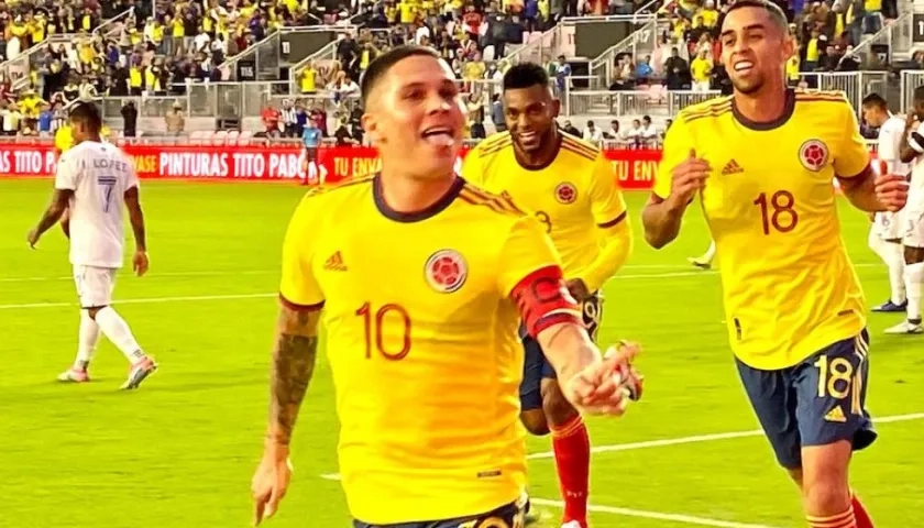 Juan Fernando Quintero celebrando el gol con Miguel Ángel Borja y Daniel Giraldo.
