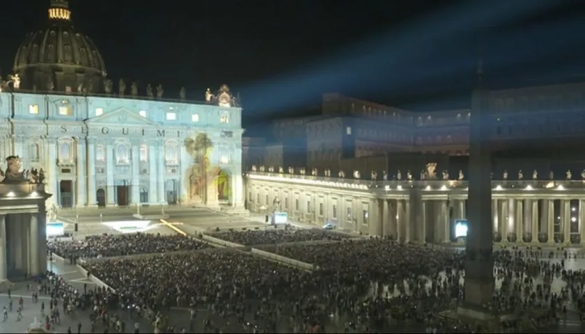 Proyección del video en la fachada de la Basílica. 
