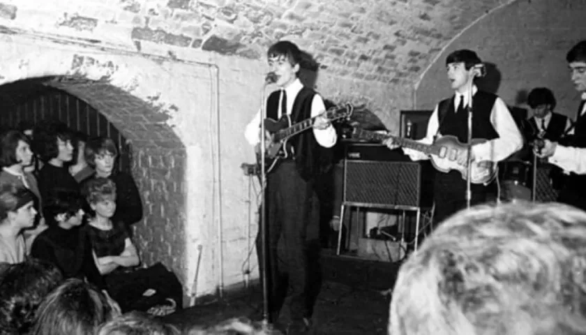 The Beatles tocando en el club The Cavern.