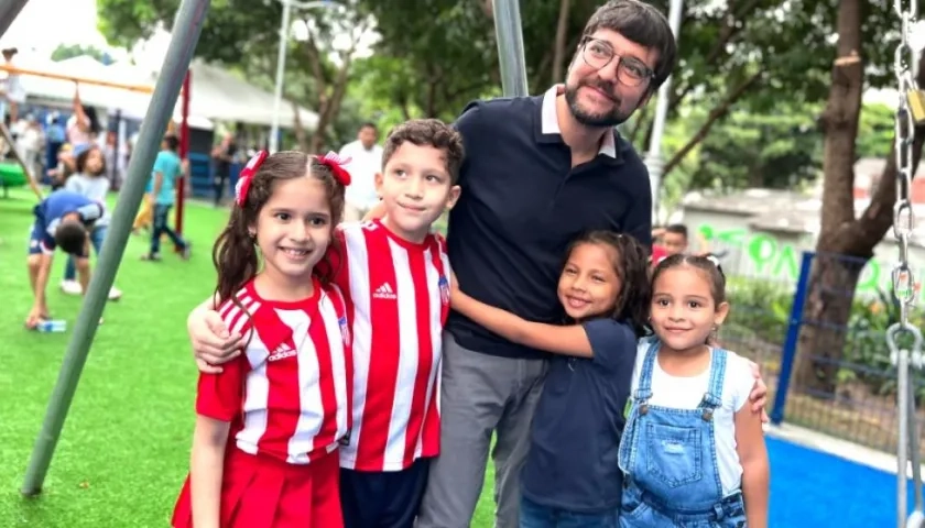 El Alcalde Jaime Pumarejo con niños del sector.