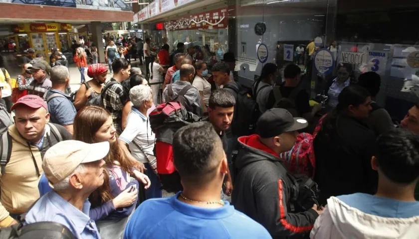 Migrantes venezolanos esperan para abordar los autobuses que los lleven hacia el municipio de Necoclí.