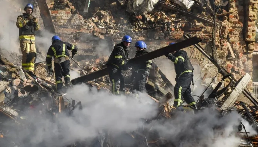 Rescatistas ucranianos retiran escombros de un edificio destruido este lunes por un ataque con drones rusos.