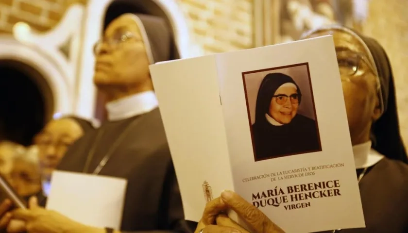 Religiosas de las Hermanitas de La Anunciación asisten hoy a la ceremonia de beatificación de la Madre María Berenice Duque Hencker en la Catedral de Medellín.