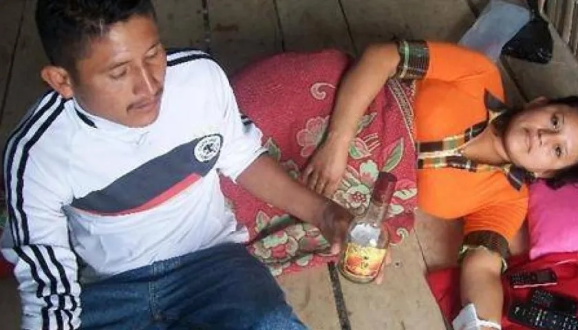  Vicente González Morales y su hermana, Verónica, muestran la botella de licor que afirman se tomaron. 