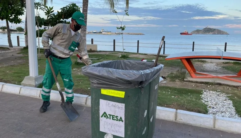 Colaborador de Atesa limpiando la zona de una playa. 