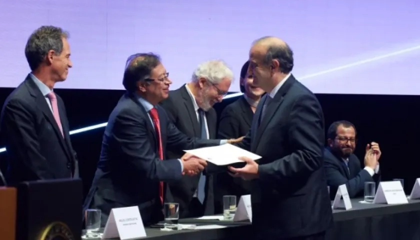 Fidel Cano, Premio Vida y Obra, recibe el galardón de manos del Presidente Gustavo Petro.