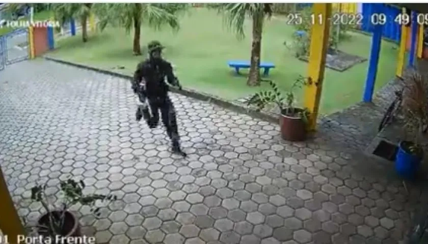 El atacante armado ingresa a una primera escuela.