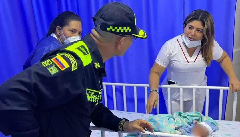 El coronel Jorge Urquijo visitando al niño en el Hospital Niño Jesús