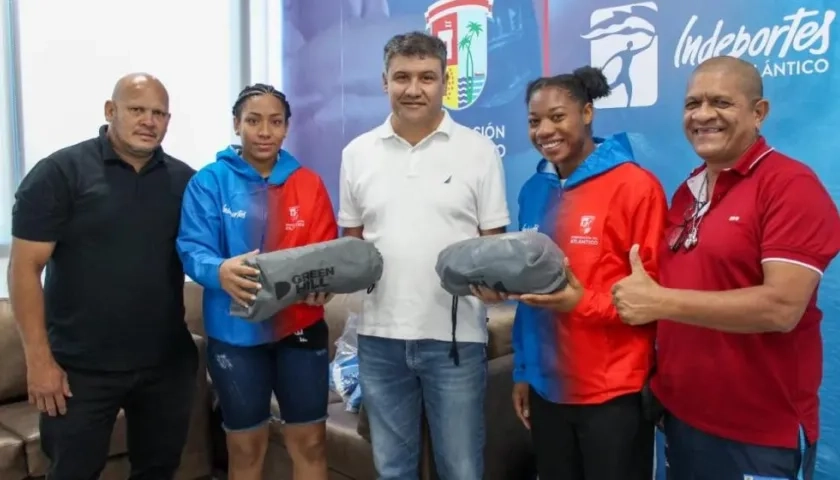 Angie Paola Valdés y Shirleidis Orozco con los entrenadores Raúl Pinzón y Miguel Guzmán.