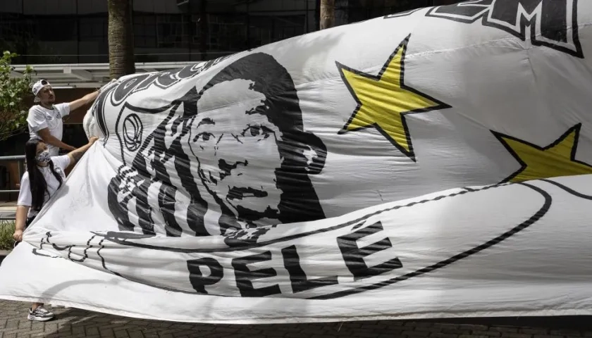 Los aficionados exhibieron una bandera gigante con la imagen de Pelé.