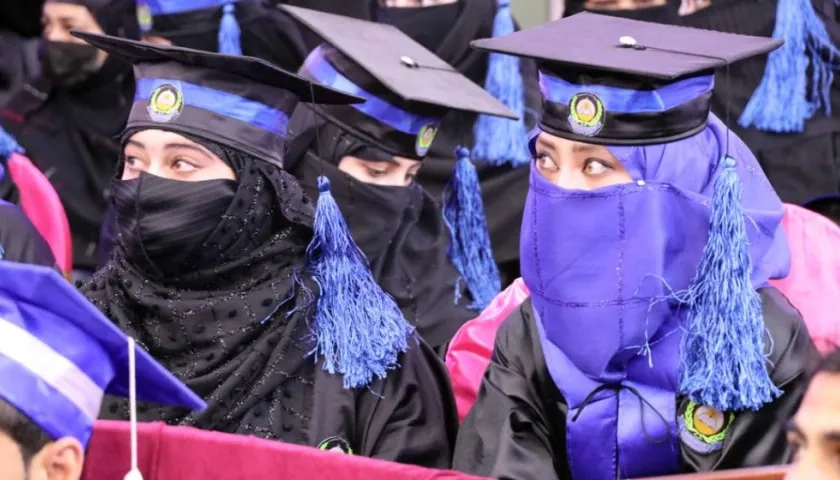 Jóvenes afganas en ceremonia de graduación.