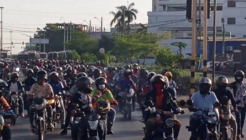 Mototaxistas bloquen tráfico en Cartagena.