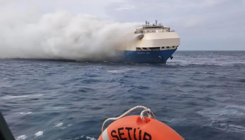 La Armada portuguesa muestra el humo que sale del barco en llamas 'Felicity Ace', al sureste de las Azores en el Atlántico.