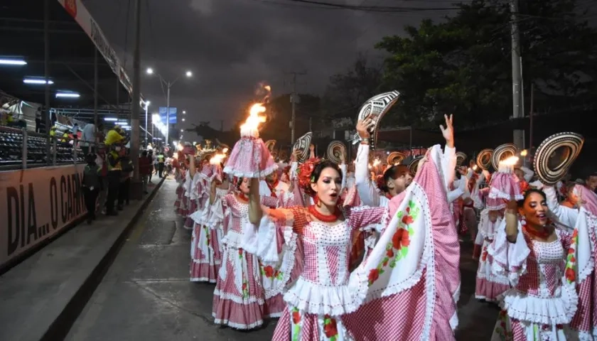 Cumbiamba La Gigantona bailando en la Gran Parada de Tradición 2022