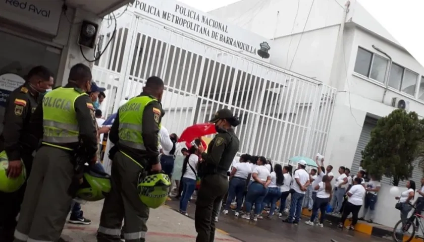 Momento del plantón frente al Comando de la Policía Metropolitana de Barranquilla. 