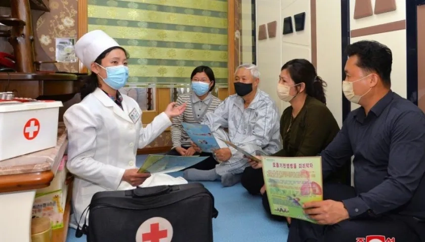 Una enfermera visita a una familia norcoreana para hablar sobre el Covid-19.
