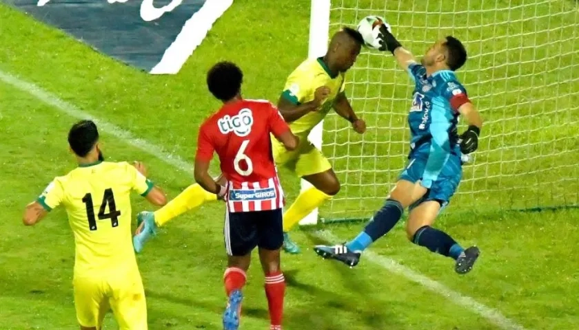 Acción del segundo gol de Atlético Bucaramanga.