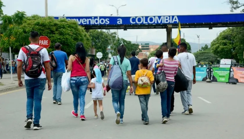 Migrantes venezolanos cruzan la frontero hacia Colombia. 
