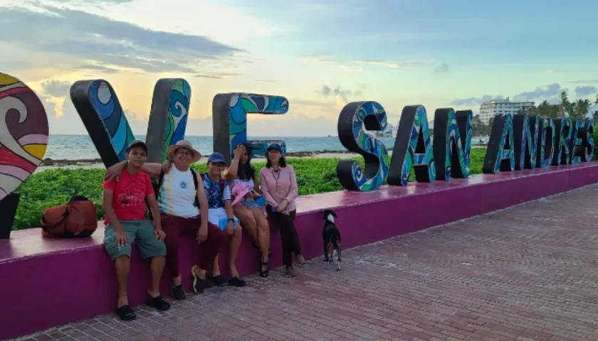 La directora general del Ideam, Yolanda González, se tomó una foto con turistas que este sábado madrugaron a pasear por San Andrés luego del paso de Bonnie.