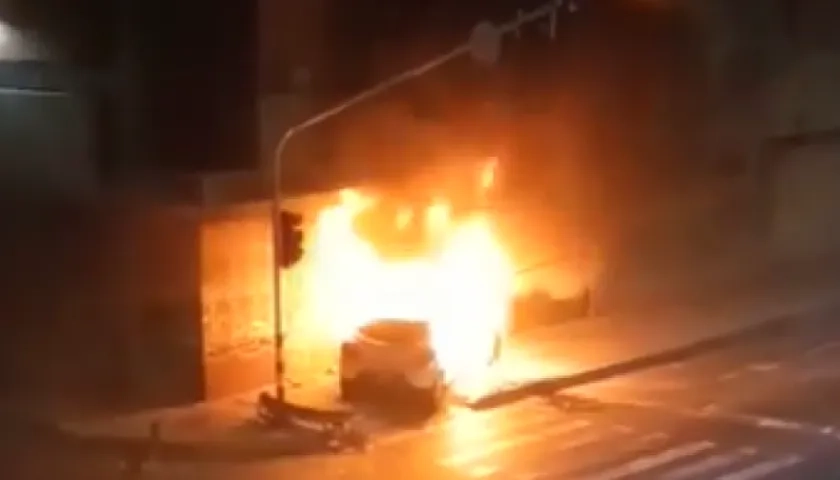 Vehículo incendiado en la Murillo. 